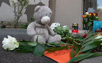 Blumen, Kerzen und Karten wurden vor einem Hochhaus an der Tiefenseer Straße im Märkischen Viertel abgelegt.
