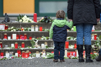 Mit Kerzen wird vor dem Joseph-König-Gymnasium in Haltern an die Schüler und Lehrer gedacht, die bei dem Flugzeugunglück in Frankreich ums Leben gekommen sind. .