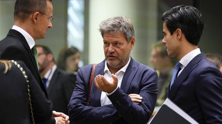 Robert Habeck spricht am 30. September während eines Treffens der EU-Energieminister mit dem ungarischen Außenminister Peter Szijjarto (l.) und dem niederländischen Minister für Klima und Energie, Rob Jetten.