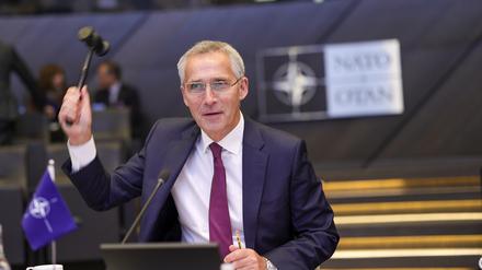 Jens Stoltenberg, NATO-Generalsekretär, eröffnet mit einem Hammerschlag eine Sitzung der NATO-Verteidigungsminister im NATO-Hauptquartier. 