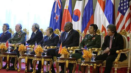 Am Treffen der Asean-Verteidigungsminister in Kambodscha Ende November nahmen auch US-Minister Lloyd Austin (3.v.r.) und Russlands Vizeminister Alexander Fomin (2.vl.) teil.