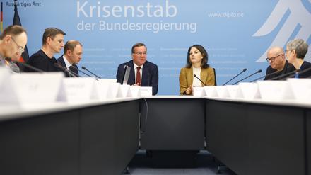 Außenministerin Annalena Baerbock (Grüne) und Verteidigungsminister Boris Pistorius (SPD) haben am Samstag ein Treffen des Krisenstabs der Bundesregierung geleitet.
