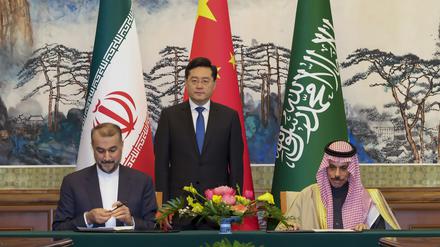 Qin Gang (M), Außenminister von China, steht neben Hussein Amirabdollahian (l), Außenminister des Iran, und Faisal bin Farhan, Außenminister von Saudi-Arabien, während der Unterzeichnung einer gemeinsamen Erklärung zwischen Saudi-Arabien und dem Iran (Archivbild). 