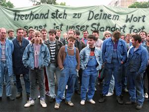 Der Treuhandanstalt unterstanden rund 8000 Unternehmen mit vier Millionen Beschäftigten, nur zwölf Prozent der verkauften ostdeutschen Betriebe gingen an Ostdeutsche.