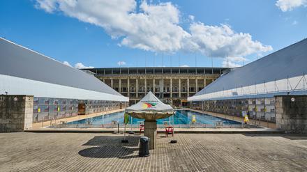 Im Sommerbad Olympiastadion sind die beiden Tribünen mit Wetterschutzdächern überbaut. Sie sollen die Tribünen vor Regen und weiteren Schäden schützen. Das Olympia-Schwimmstadion wird in den Sommermonaten als Freibad genutzt und soll saniert werden.