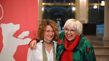 Tricia Tuttle (l) steht nach ihrer Vorstellung als neue Leiterin der Berlinale im Gropius Bau neben Claudia Roth (Bündnis 90/Die Grünen), Staatsministerin für Kultur und Medien.