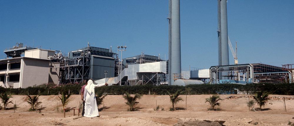 Eine Meerwasserentsalzungsanlage in der Hafenstadt Dschidda, aufgenommen 1987.