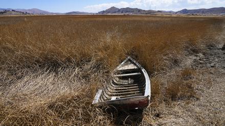 Ein verlassenes Boot liegt in der Nähe des Ufers des Titicacasees in Huarina, Bolivien.
