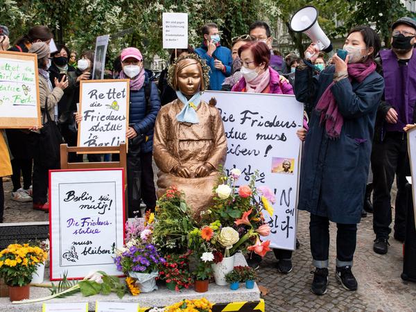 Vertreterinnen des Korea-Verbandes protestierten 2020 an der Trostfrauen-Statue in Moabit gegen deren Entfernung. 