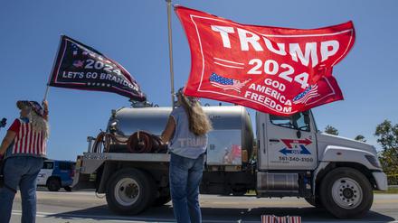 Trump-Anhänger demonstrieren vor dessen Anwesen Mar-a-Lago für den Ex-Präsidenten.