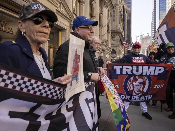 Anhänger des ehemaligen Präsidenten Trump demonstrieren vor dem Trump Tower. 
