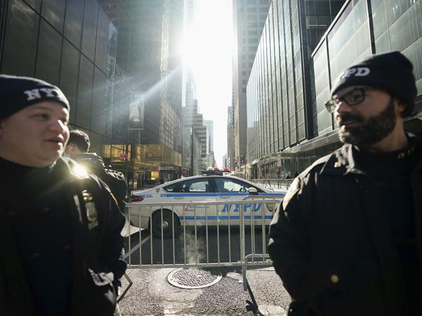 Zwei Polizisten der NYPD blockieren die 56th Street in der Nähe des Trump Tower. Er selbst inszeniert sich als Opfer einer politisch gesteuerten Justiz. 