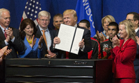 US-Präsident Donald Trump unterzeichnete bei einem Firmenbesuch in Wisconsin ein neues Dekret.