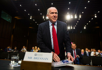 Der damalige CIA Direktor John Brennan nimmt bei seiner Anhörung vor dem Geheimdienstausschuss seinen Platz ein.
