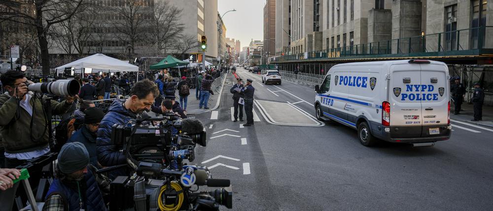 Die Medienaufmerksamkeit war bereits am Montag riesig. Am Dienstag waren Journalisten und Demonstranten vor dem New Yorker Criminal Court.