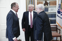 US-Präsident Donald Trump empfing vor drei Wochen den russischen Außenminister Sergej Lawrow (links) und Botschafter Sergej Kisljak (rechts) im Oval Office. Das Foto wurde vom russischen Außenministerium veröffentlicht.