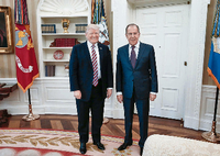 US-Präsident Trump (Mitte) mit Russlands Außenminister Lawrow (links) und dem russischen Botschafter Kisljak
