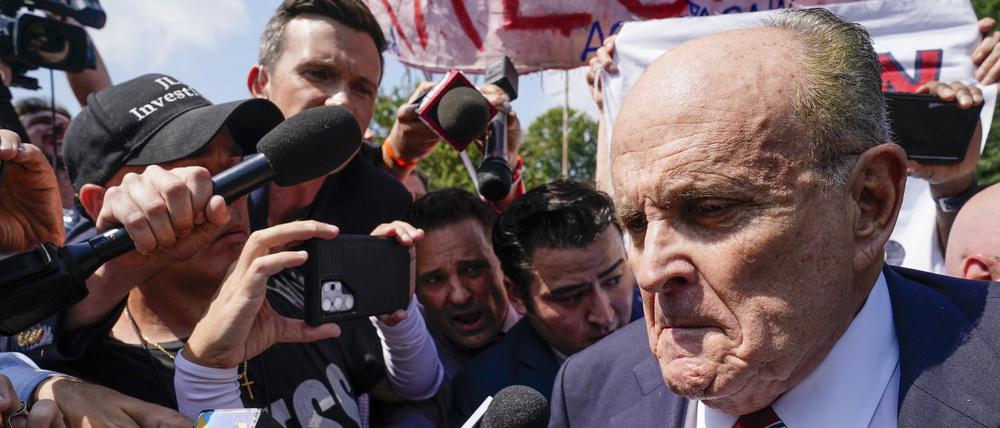 Rudy Giuliani spricht vor dem Gefängnis von Fulton County (Archivbild). Der frühere US-Präsident Donald Trump hat Medienberichten zufolge eine Spendenaktion für seinen Ex-Anwalt Rudy Giuliani veranstaltet.