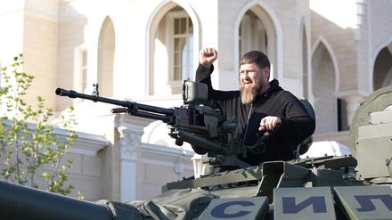 Ramsan Kadyrow im Panzer. 