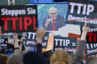 Demonstranten halten am 04.06.2015 in München (Bayern) bei einer Demonstration gegen den G7-Gipfel ein Schild mit dem Schriftzug "TTIP - einer gewinnt - viele verlieren".