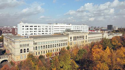 Das Hauptgebäude der Technischen Universität Berlin, Blick vom Physik-Neubau.