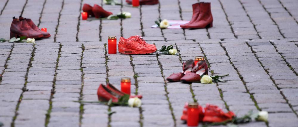 Am Internationalen Tag gegen Gewalt an Frauen im November werden an vielen Orten rote Schuhe aufgestellt, zur Erinnerung an die Opfer von Femiziden. 