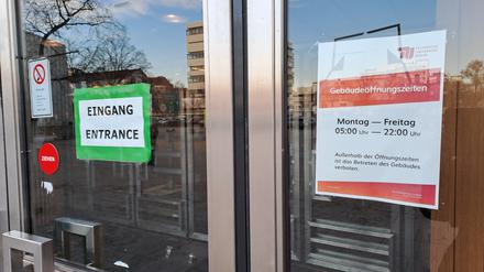 Hinweise auf die eingeschränkten Öffnungszeiten am  Hauptgebäude der TU Berlin.
