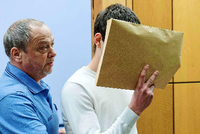 Der Angeklagte im Tugce-Prozess, Sanel M., verbirgt sein Gesicht.