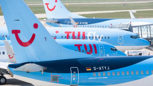 Flugzeuge von Tuifly parken am Flughafen Hannover-Langenhagen.