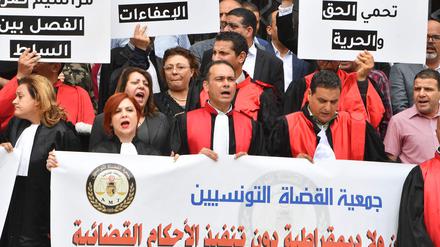 Anwälte protestieren in Tunis gegen die Politisierung der Justiz. 