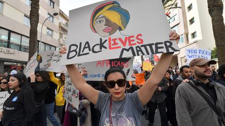 Demonstranten mit Plakaten gegen Rassismus im Februar 2023.