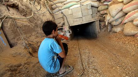 Ein Junge vor einem Tunnel, der für den Schmuggel zwischen Gaza und Ägypten genutzt wird. 