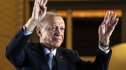Recep Tayyip Erdoğan lässt sich nach seinem Wahlsieg feiern.