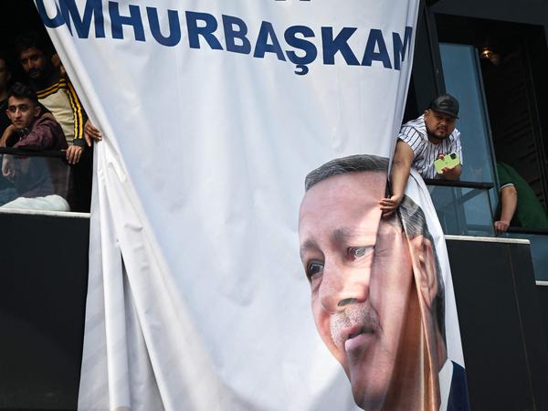 Many Turks continue to support Erdogan.