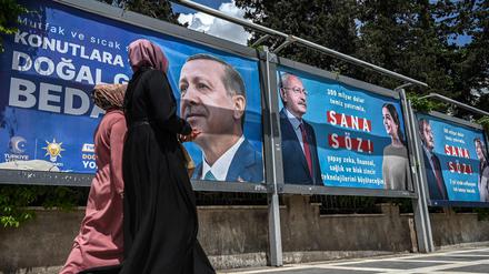 Die Türkei wählt: Plakate von Recep Tayyip Erdogan und Herausforderer Kemal Kilicdaroglu