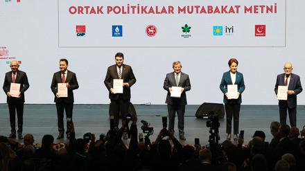 Die Mitglieder des Oppositionsbündnisses in der Türkei. 