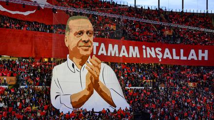 AKP-Anhänger mit einem Plakat von Präsident Recep Tayyip Erdogan in Istanbul.