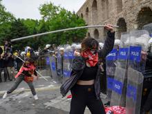 Festnahmen bei Protestmarsch in Istanbul: Türkische Polizei verhindert Mai-Marsch mit Tränengas