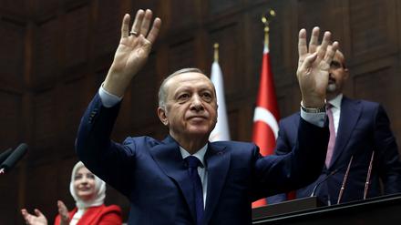Recep Tayyip Erdogan ließ sich am Mittwoch von der Parlamentsfraktion seiner AKP feiern.