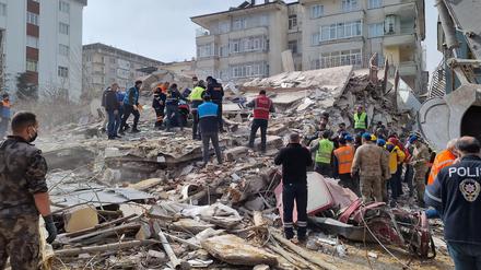 Rettungskräfte führen am 27. Februar 2023 Suchaktionen in den Trümmern eingestürzter Gebäude im Bezirk Yesilyurt in Malatya durch, nachdem ein Erdbeben der Stärke 5,6 den Osten der Türkei erschüttert hatte. 