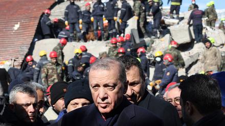 Der türkische Präsident Recep Tayyip Erdogan besucht das Krisengebiet. 