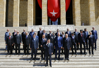 Der türkische Übergangspremier Ahmet Davutoglu posiert mit seinen frisch vereidigten Minister vor dem Atatürk-Mausoleum. Ayse Gürca, Mitte, ist die einzige Frau im Kabinett und die erste türkische Ministerin, die ein Kopftuch trägt.