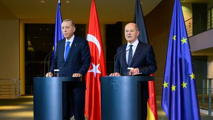Bundeskanzler Olaf Scholz (r.) und Recep Tayyip Erdogan (M.), Präsident der Türkei, äußern sich bei einer Pressekonferenz vor ihrem Gespräch und einem Abendessen im Bundeskanzleramt.