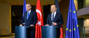 Bundeskanzler Olaf Scholz (r.) und Recep Tayyip Erdogan (M.), Präsident der Türkei, äußern sich bei einer Pressekonferenz vor ihrem Gespräch und einem Abendessen im Bundeskanzleramt.