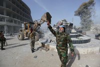 FSA-Kämpfer stürzen eine kurdische Statue im Zentrum von Afrin.