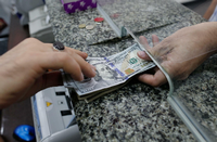 Die türkische Währung fiel am Montag erneut auf ein Rekordtief. Dollar und Euro stiegen um 1,3 Prozent auf 3,0454 beziehungsweise 3,3955 Lira.