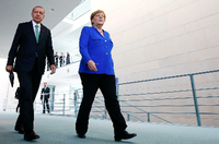 Auf dem Weg zur Pressekonferenz: Kanzlerin Angela Merkel und der türkische Präsident Erdogan