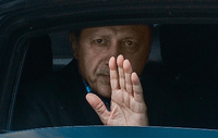Der Präsident der Türkei grüßt.
