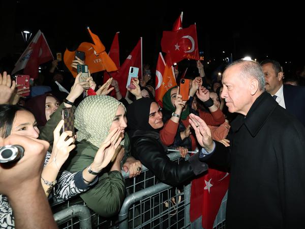 Der türkische Präsident Recep Tayyip Erdogan gibt sich am Sonntagabend siegessicher.