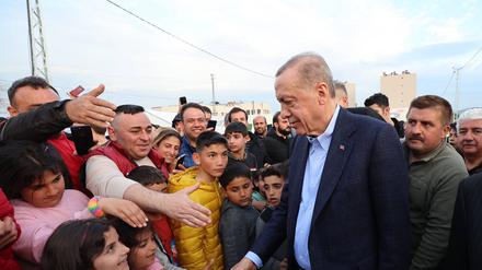 Der türkische Präsident Erdogan in der Erdbebenregion.